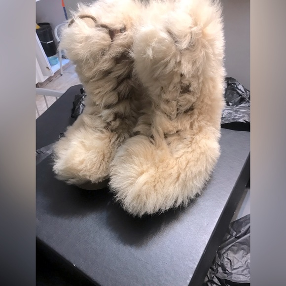 Yves Saint Laurent Beige fur boots. - Picture 4 of 10